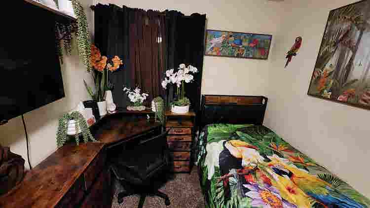 Very nice room for FEMALE ONLY.