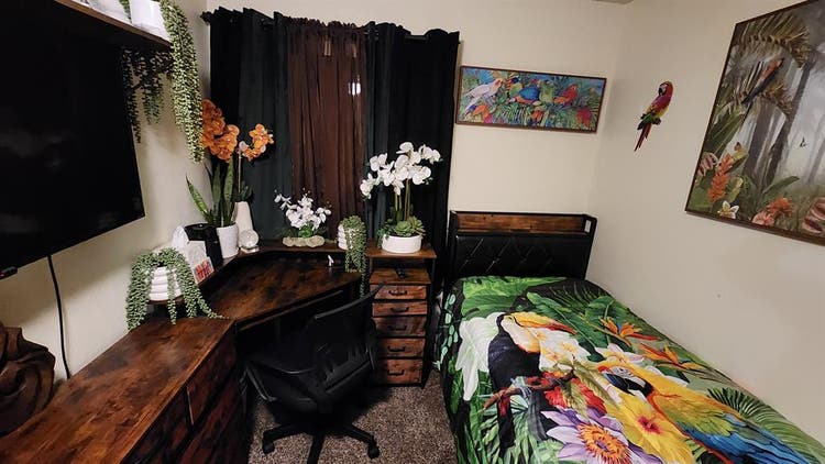 Very nice room for FEMALE ONLY.