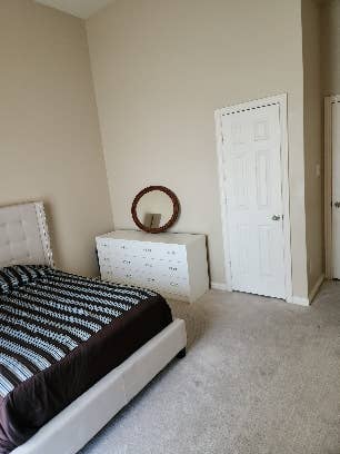 Room ready to move in Females only