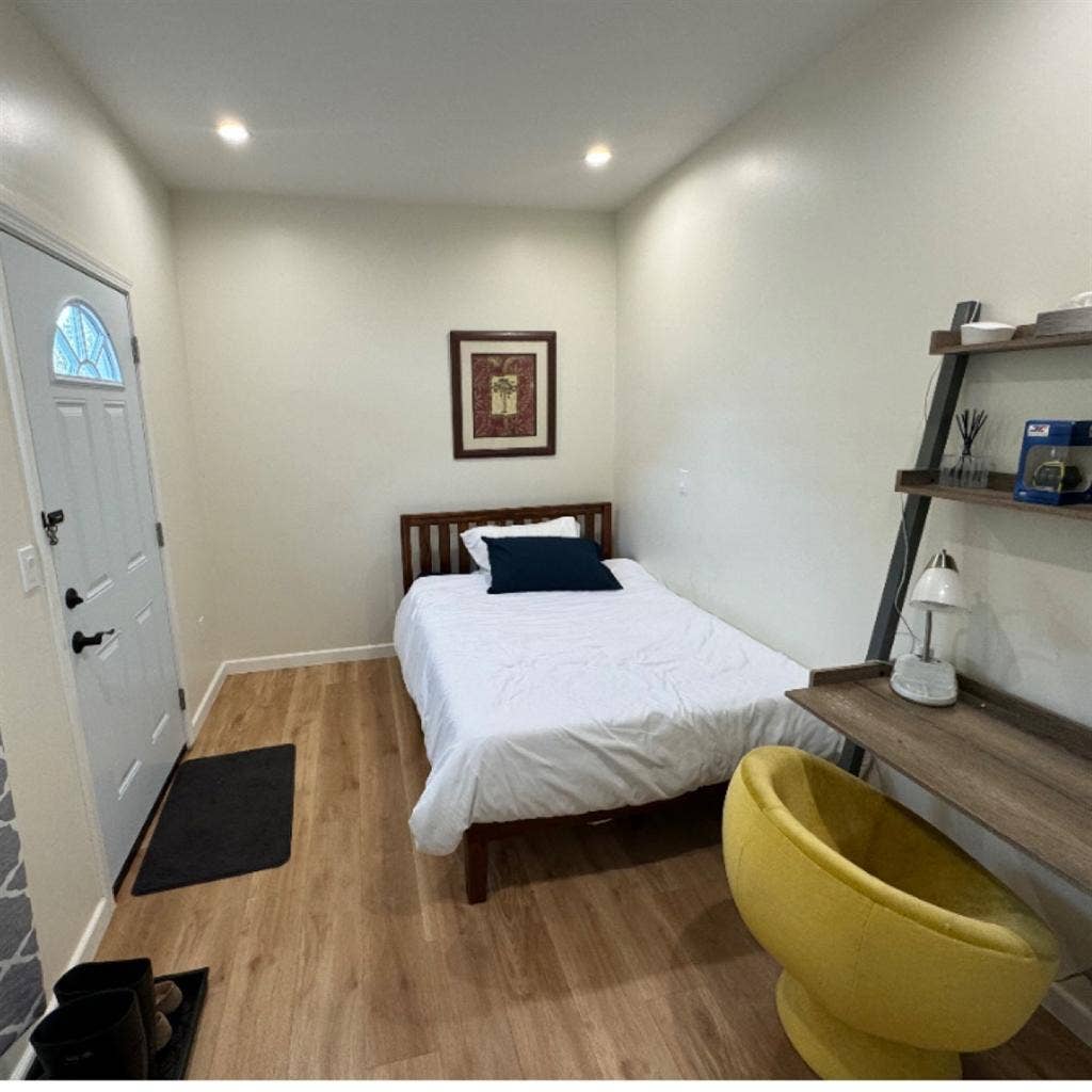 Furnished, Modern Room in Alameda!