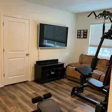 Private room for rent, 
gym & pool