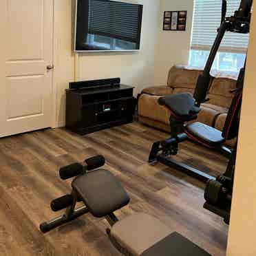 Private room for rent, 
gym & pool