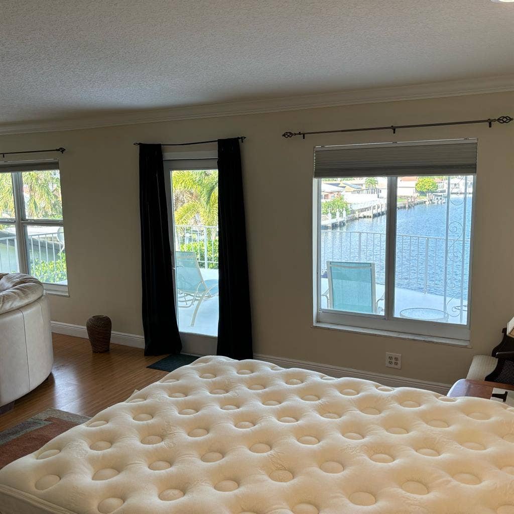 Masterbedroom/huge balcony/on 
canal