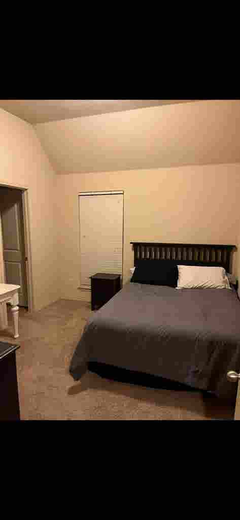 Roommate 
wanted to share house !!
