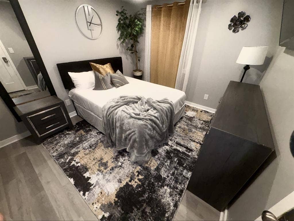 Fully furnished room with Queen bd6