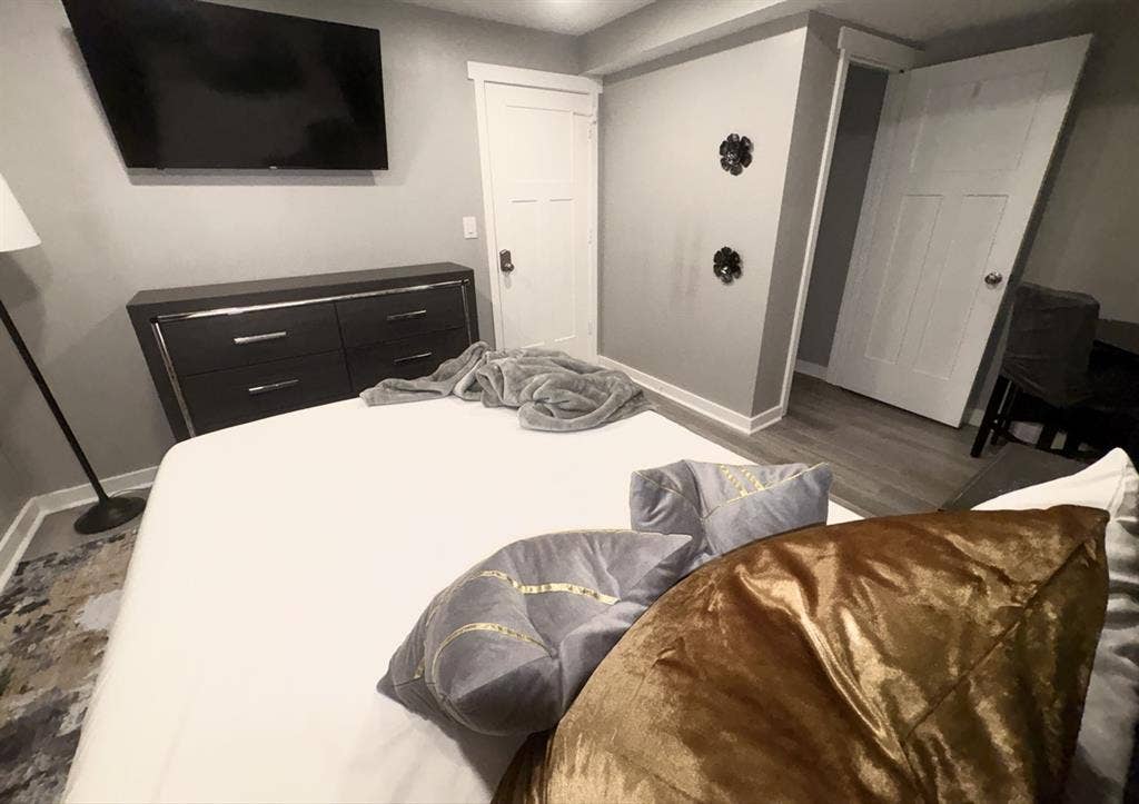 Fully furnished room with Queen bd6