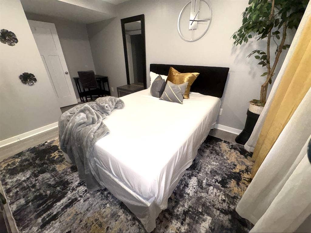 Fully furnished room with Queen bd6
