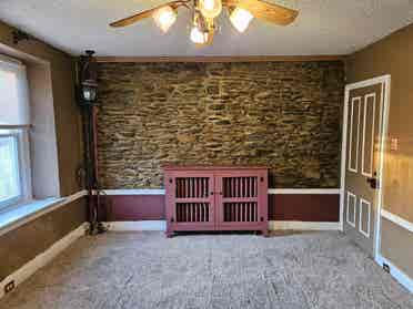 1 large room availabe in 4 rm home