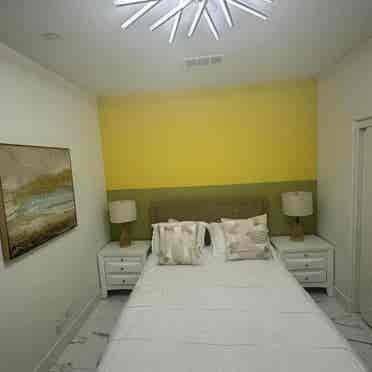 Bedroom w/ private bathroom & entra