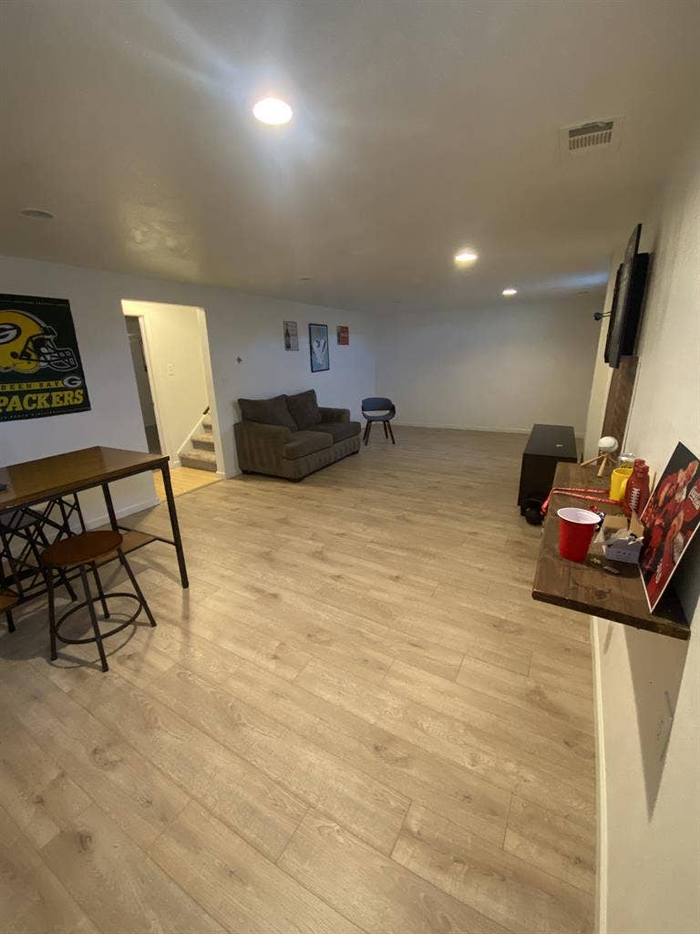 Room in Lakewood Available June