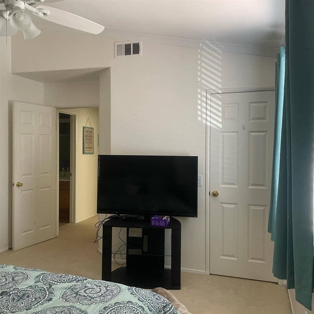 Large furnished room in Eastvale