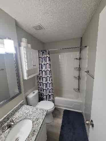 Master Bedroom (Private Bathroom)