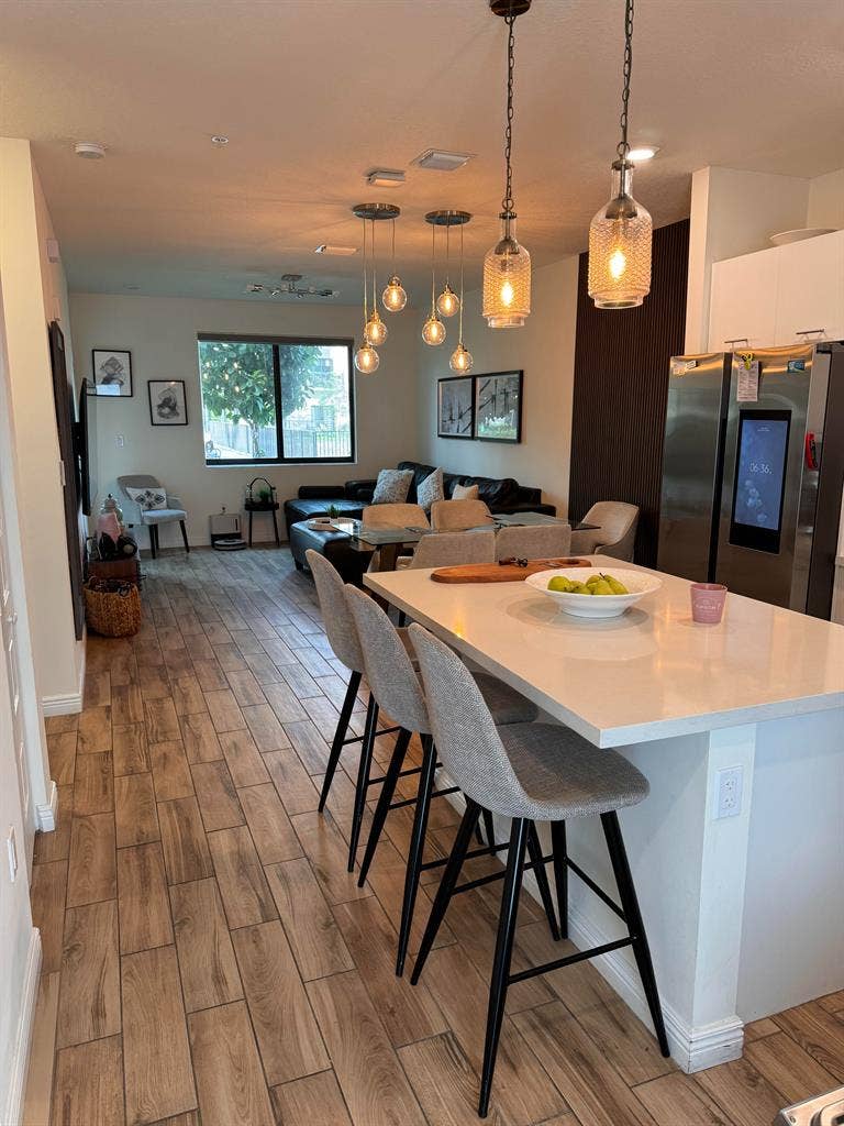 Miami (Downtown Doral) rooms avail.