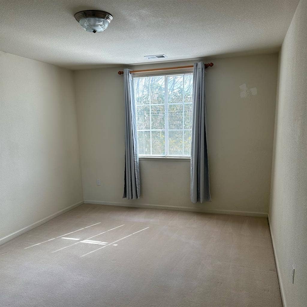 Large Bdrm in San Jose Available!