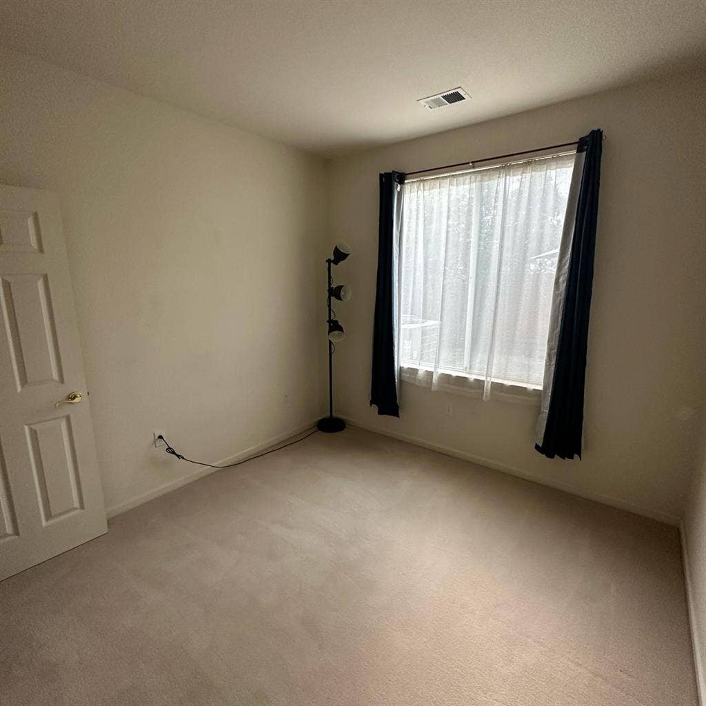 Large Bdrm in San Jose Available!