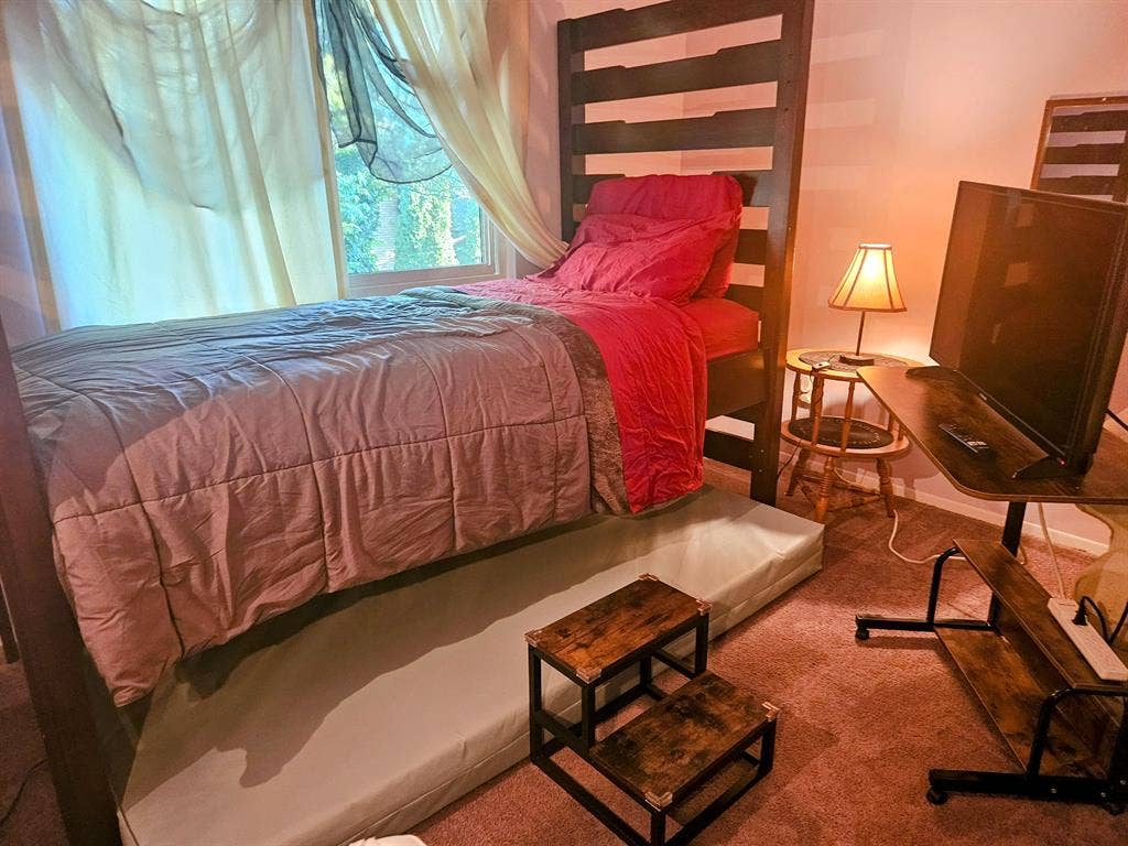 Furnished Room in Sterling Heights