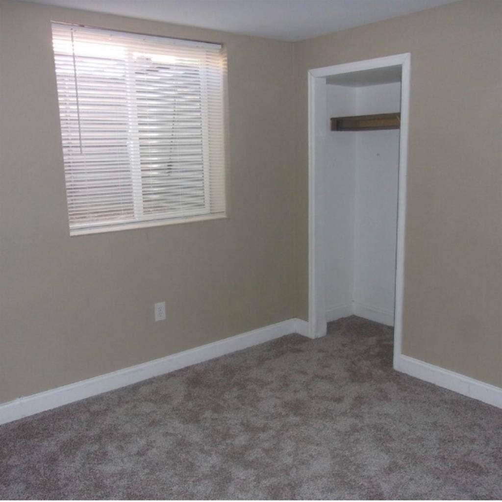 Beautiful room for rent in Lowry