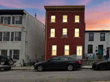 Beautiful Bedroom Central Manayunk