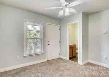 Spacious Uptown with Private Bath