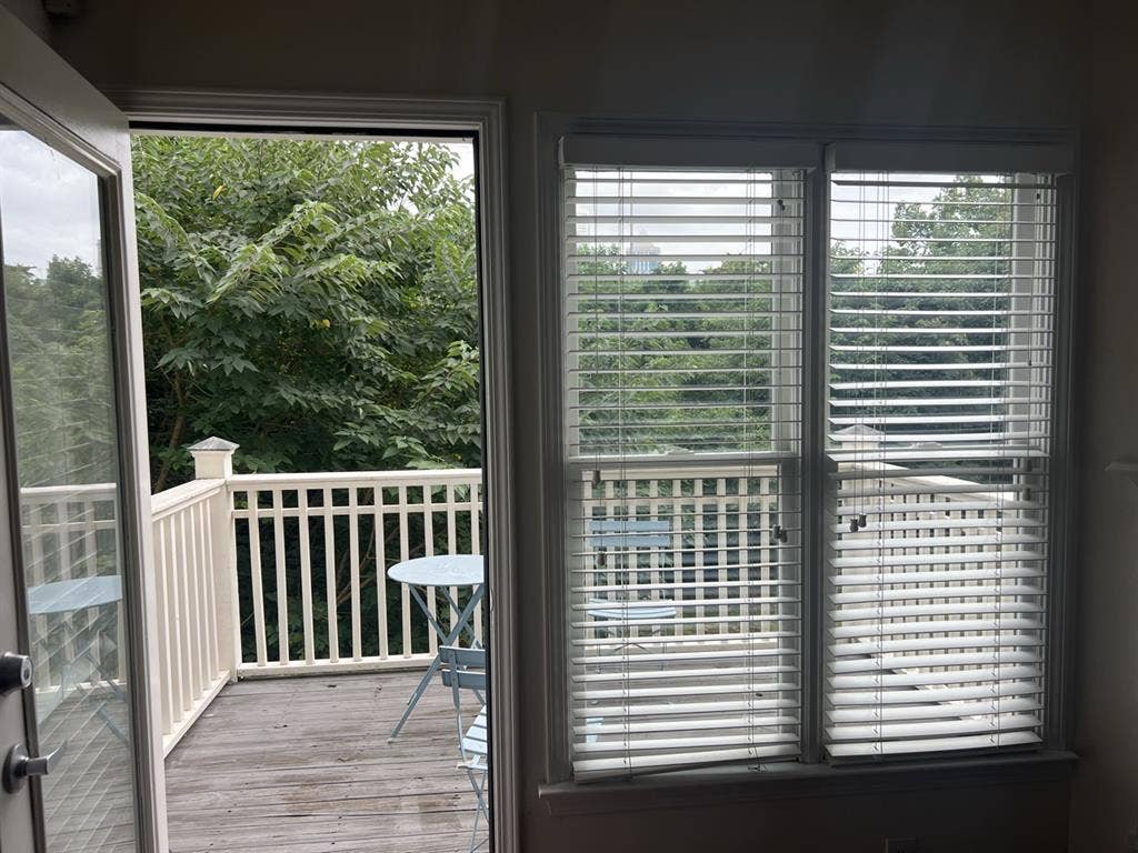 Spacious Uptown with Private Bath