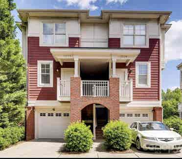 Spacious Uptown with Private Bath