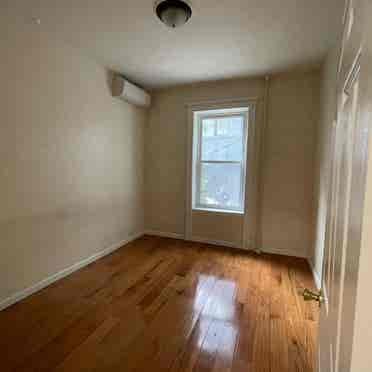 Roomshare next to broadway junction