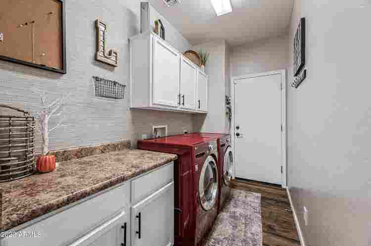 Queen Furn. Sm. Room, 2-Story House