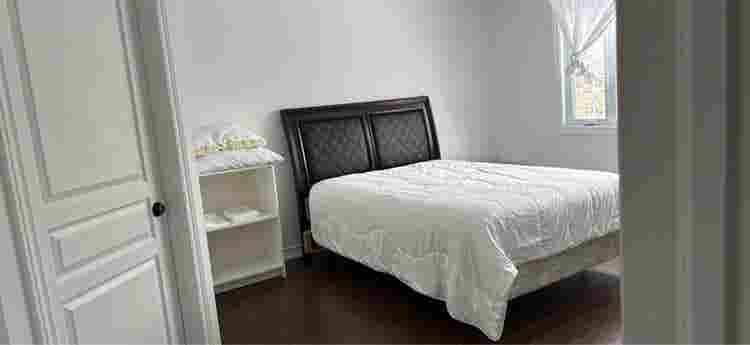 Looking for 
ROOMMATES