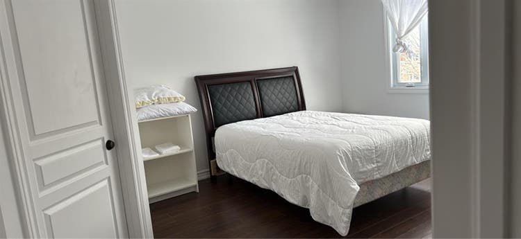 Looking for 
ROOMMATES