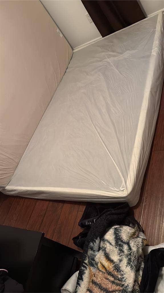 Looking for 
ROOMMATES