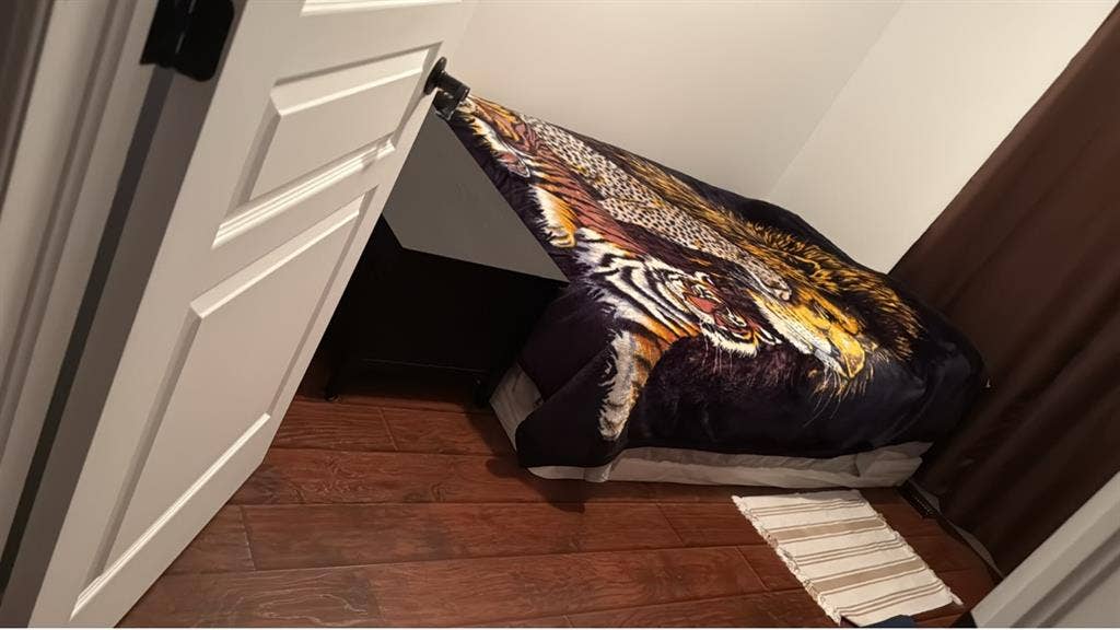 Looking for
ROOMMATES
