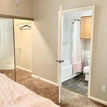 Cozy Private Room & BR by Galleria