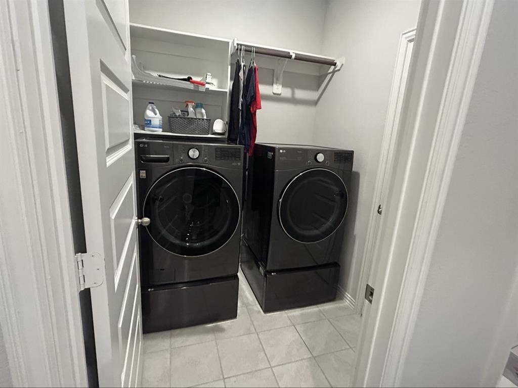 ISO tidy female tenant, no dogs