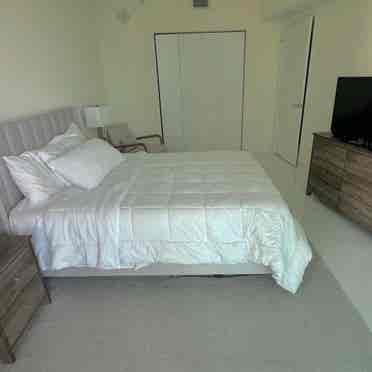 ROOM AVAILABLE IN SUNNY ISLES BEACH