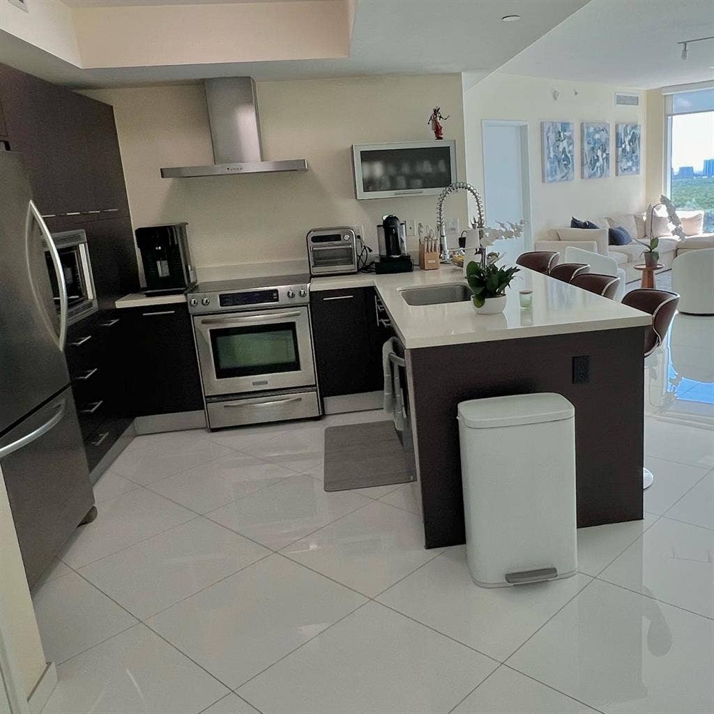 ROOM AVAILABLE IN SUNNY ISLES BEACH