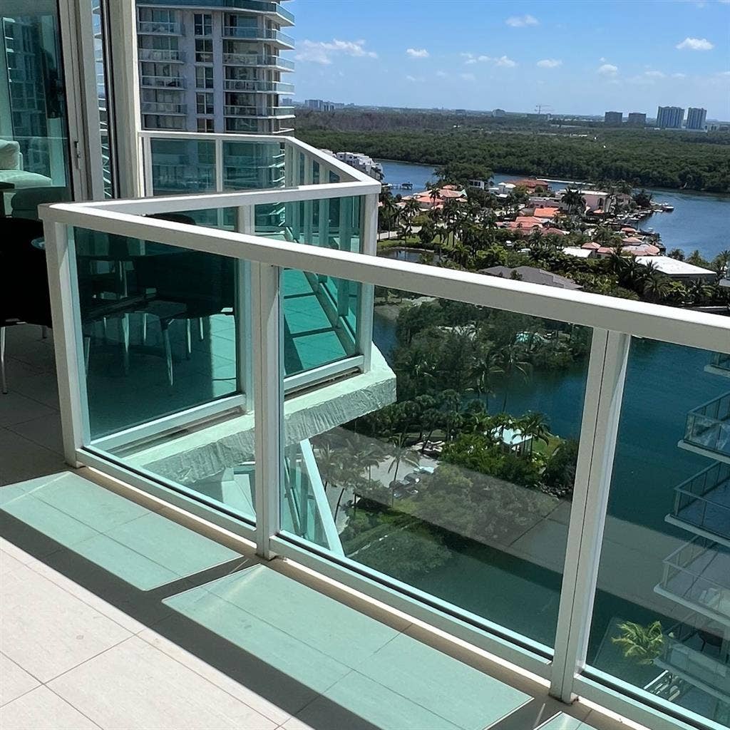 ROOM AVAILABLE IN SUNNY ISLES BEACH