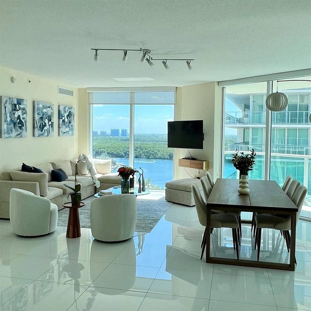 ROOM AVAILABLE IN SUNNY ISLES BEACH