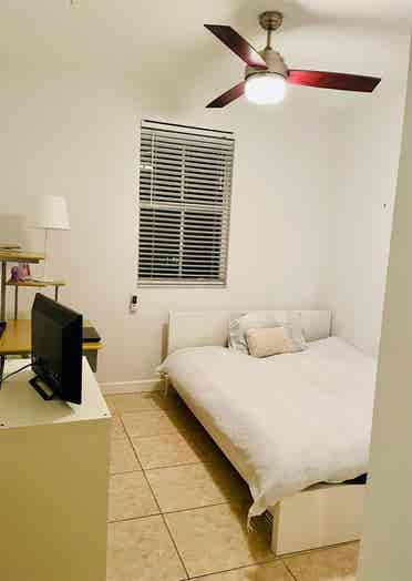 Renting Room with private BR -Doral