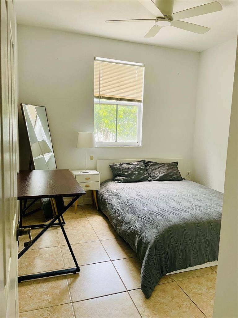 Renting Room with private BR -Doral