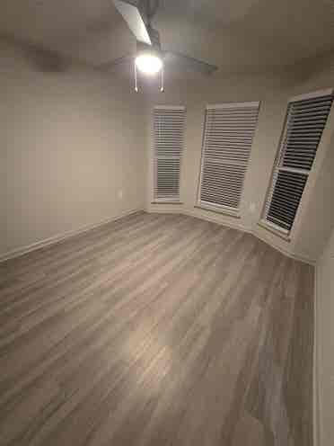 Beautiful  sq ft apt bth