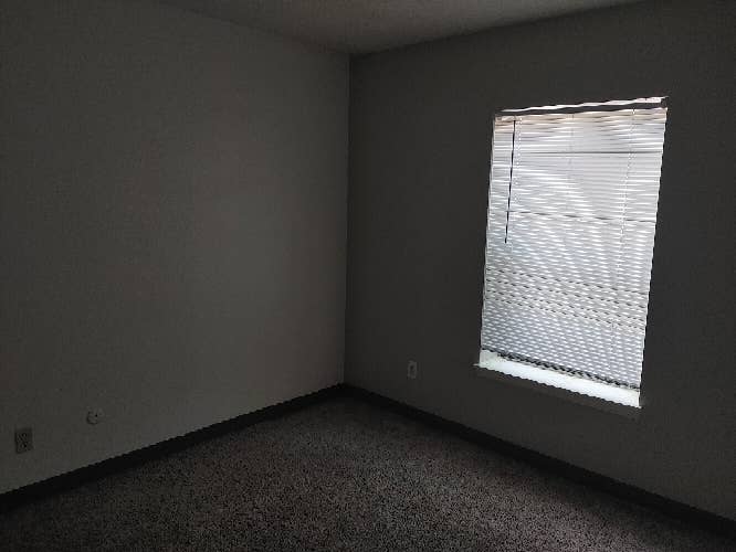 Looking for roommate to split rent