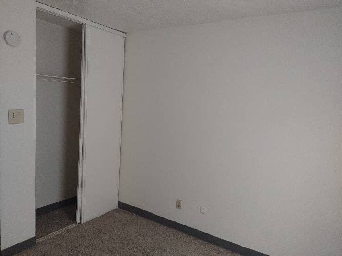 Looking for roommate to split rent