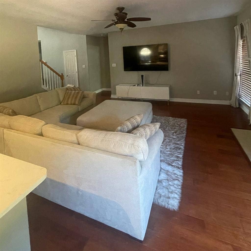 Two Beautiful Rooms w/ Pool avail