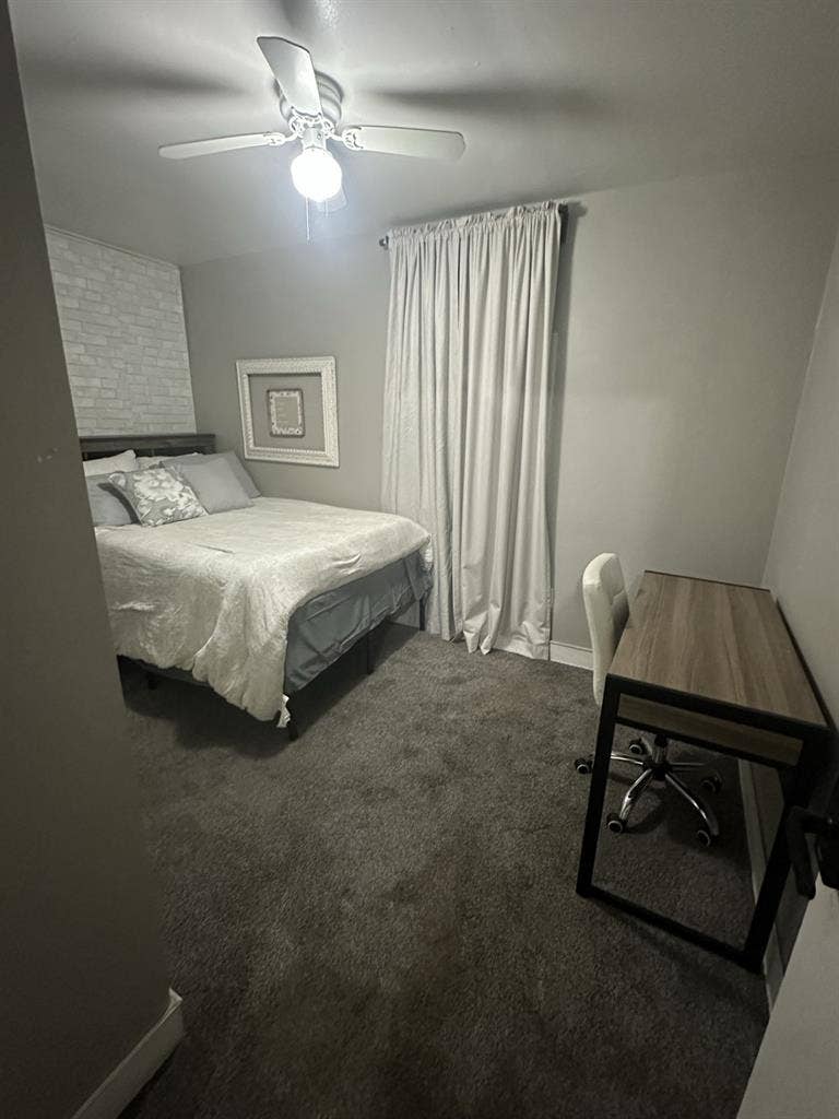 Private Room 1 Blk from bus line