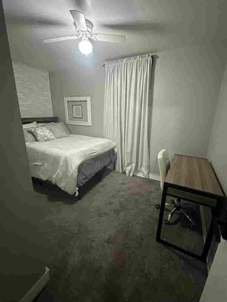 Private Room 1 Blk from bus line