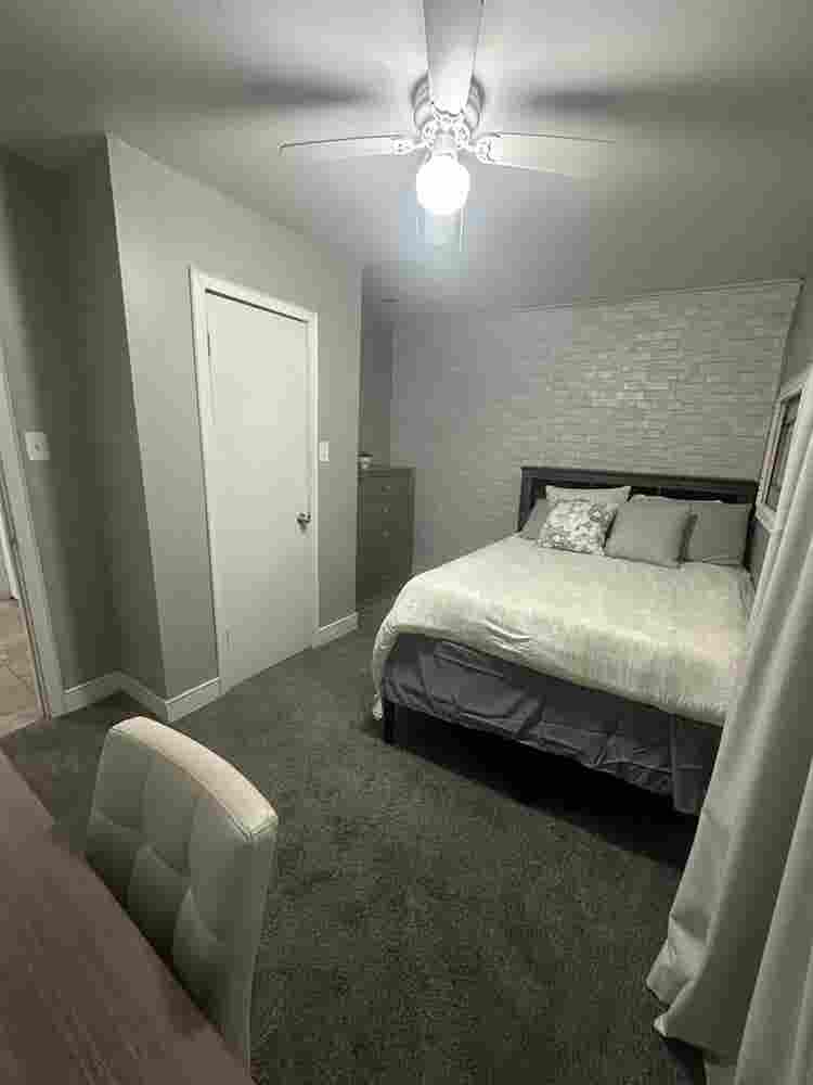 Private Room 1 Blk from bus line