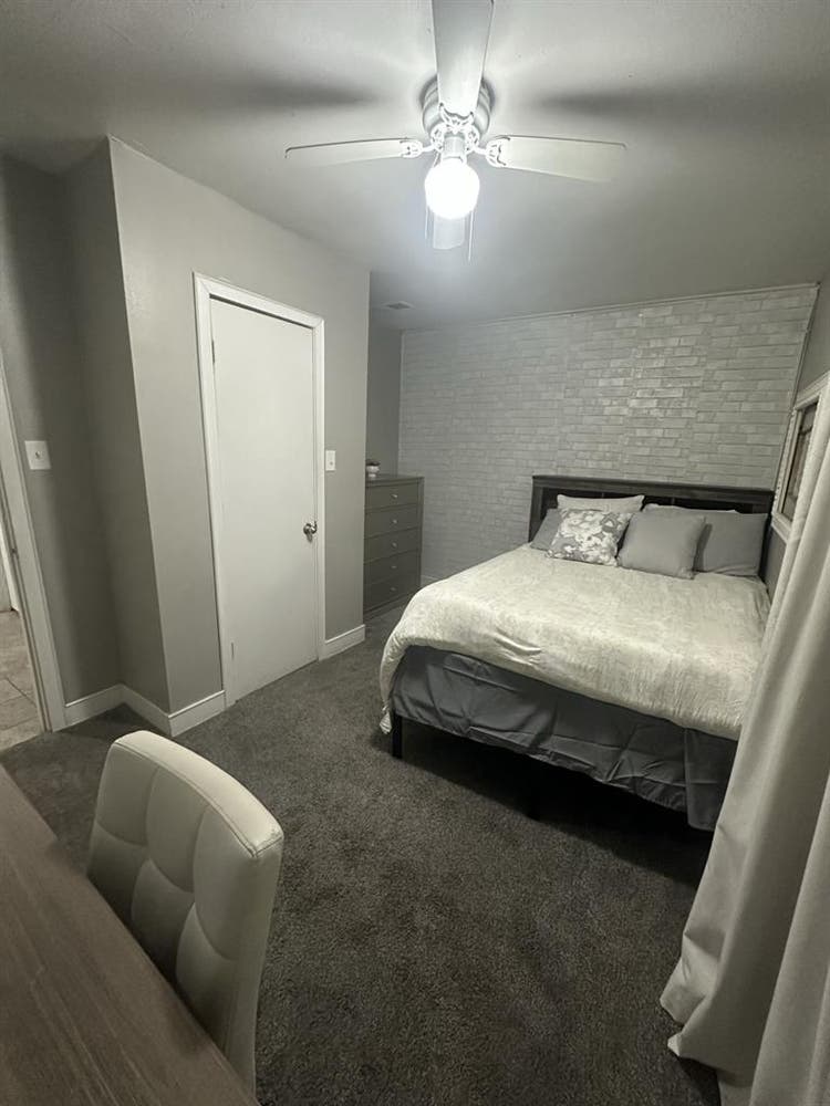 Private Room 1 Blk from bus line