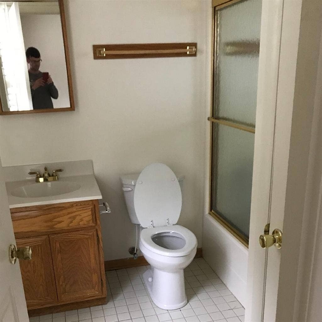 Furnished room 
w/ private bathroom