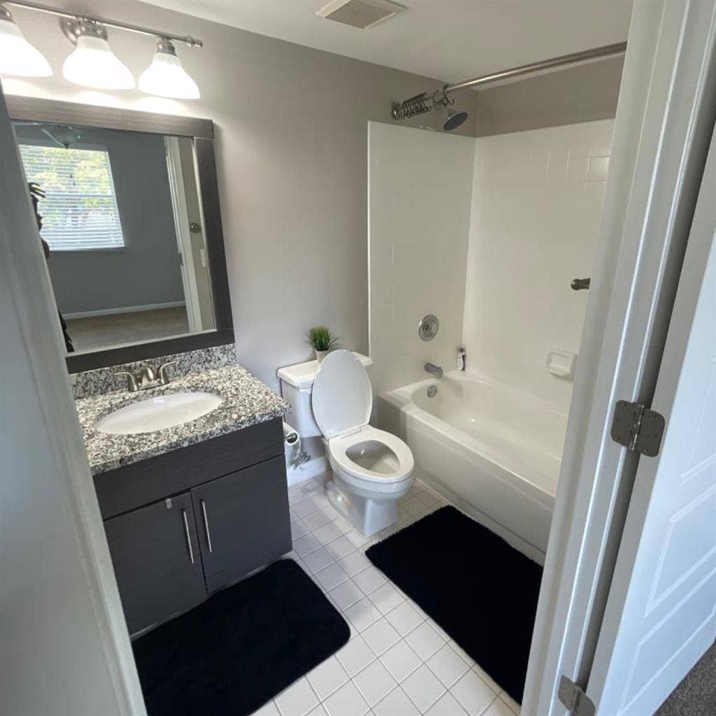 Room w/ private bath in townhome