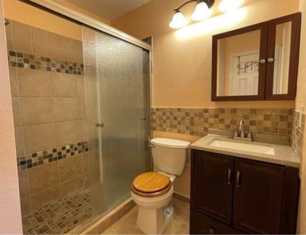 Room w/shared BR